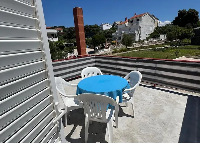 Emily Apartman *